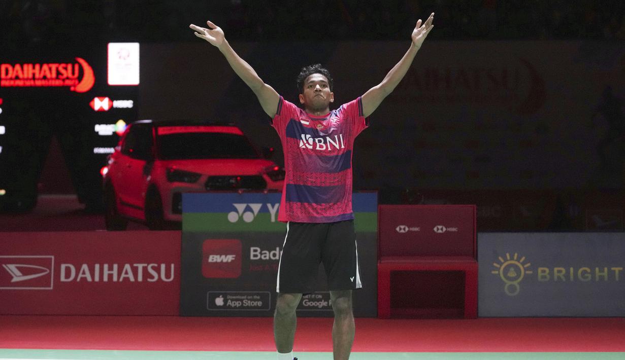 Pebulutangkis Tunggal Putra Indonesia, Chico Aura Dwi Wardoyo meluapkan kegembiraan usai mengalahkan Angus Ng Ka Long dari Hong Kong pada pertandingan semifinal Indonesia Masters 2023 di Istora Senayan, Jakarta, Jumat (27/1/2023). Chico Aura melangkah ke final Indonesia Masters 2023 usai menang 17-21, 27-25, 22-20 dalam waktu 83 menit. (AP Photo/Tatan Syuflana)