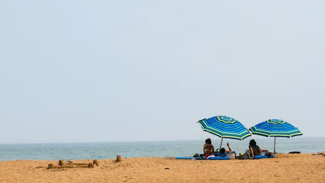 Ilustrasi berlibur ke pantai