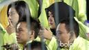 Seorang Polwan sibuk memotret  suasana pertandingan Bhayangkara FC melawan Semen Padang pada babak delapan besar Piala Presiden 2017 di Stadion Manahan, Solo, (26/2/2017). (Bola.com/Nicklas Hanoatubun) 