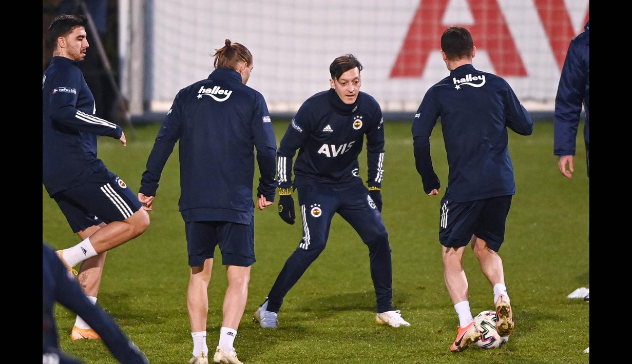 FOTO: Latihan Perdana Mesut Ozil dengan Fenerbahce - Dunia ...
