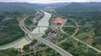 Foto udara kereta melintas di jalur kereta cepat Guiyang-Guangzhou di Wilayah Otonom Etnis Dong Sanjiang di Kota Liuzhou, China 4 Oktober 2020. Sejak jalur kereta cepat Guiyang-Guangzhou beroperasi pada 2014, Sanjiang berupaya untuk meningkatkan perekonomian melalui pariwisata. (Xinhua/Gong Pukang)