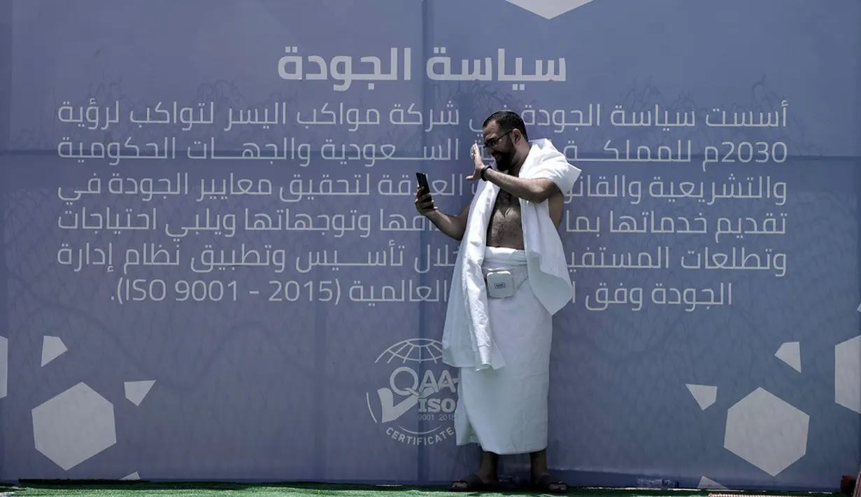<p>Peziarah berkumpul di Mina untuk mempersiapkan perjalanan berat mereka ke tempat suci Arafah pada hari ke-9 Zulhijah. (AP Photo/Amr Nabil)</p>