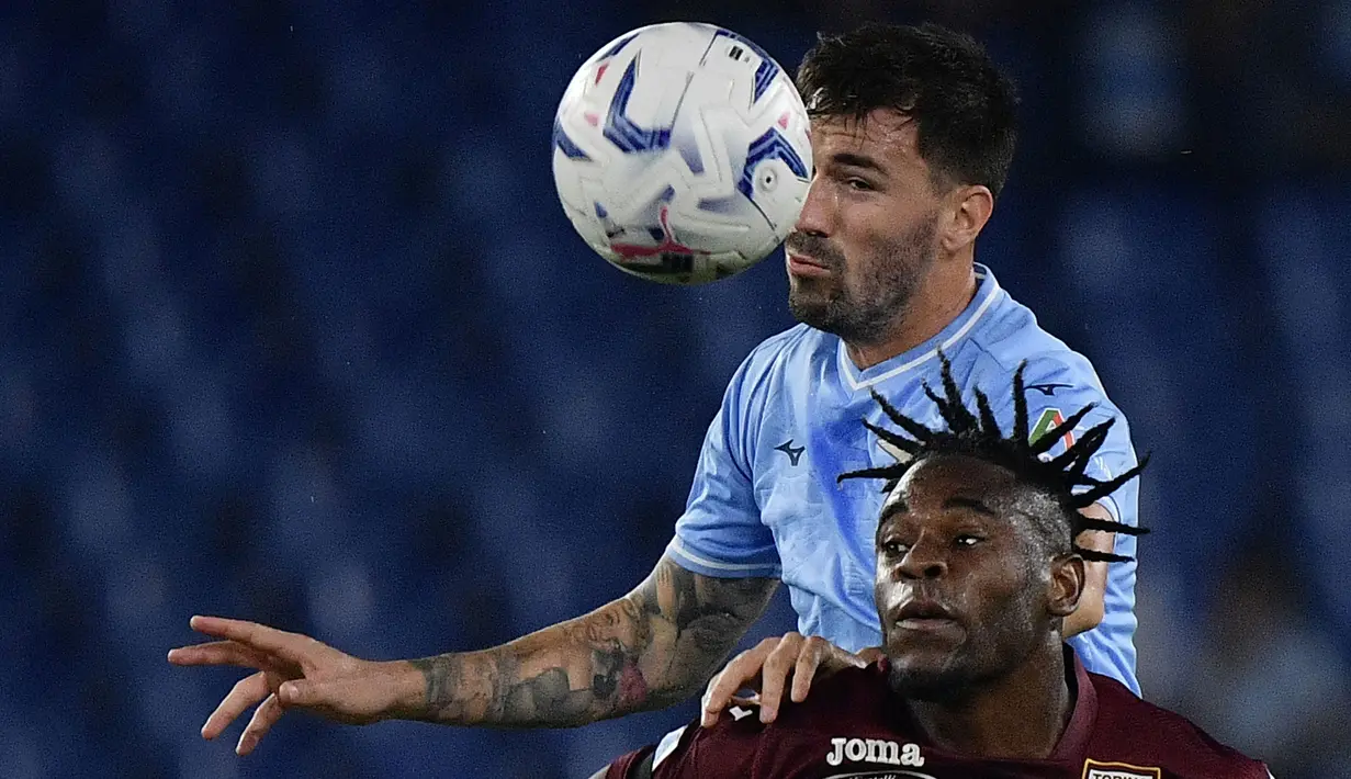 Nicolo Casale (atas) menjadi pemain Lazio dengan nilai pasar tertinggi keempat pada musim 2023/2024. Bek tengah Italia yang bergabung dengan Lazio pada awal musim 2022/2023 setelah didatangkan dari Hellas Verona ini kini memiliki nilai pasar senilai 22 juta euro atau setara Rp363 miliar. Hingga kini ia telah tampil dalam 42 laga di semua ajang kompetisi bareng Lazio dengan torehan 1 gol dan 1 assist. (AFP/Filippo Monteforte)