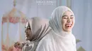 Aurel tampil dengan gamis serta kerudung coklat. Aaliyah memilih tampil serba putih lengkap dengan kerudungnya. [@aaliyah.massaid]