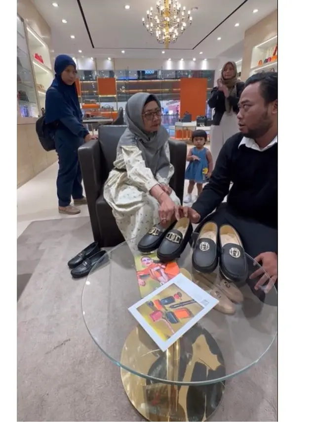 6 Potret Ria Ricis Libur Sehari dari Syuting di Jogja, Ajak Ayah Mertua Belanja