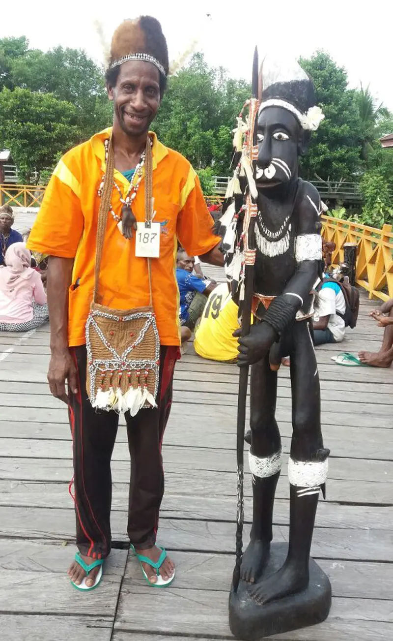 Klemens Yowinces, salah satu seniman Suku Asmat Papua yang ukirannya terpilih untuk dipamerkan di Pesta Budaya Asmat ke-32 mendatang ( Fotografer : John Ohoiwirin)