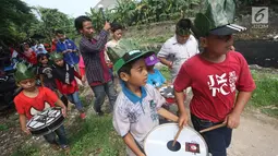 Anak-anak mengikuti kegiatan dalam acara bertajuk Kampung Jogo Kali di kawasan Lodan, Jakarta Utara, Minggu (12/11). Acara ini juga diisi dengan berbagai kegiatan seperti karnaval, workshop memasak, serta pentas seni. (Liputan6.com/Immanuel Antonius)