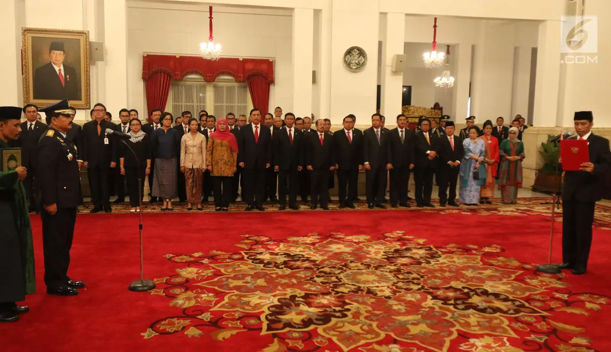 Presiden Joko Widodo membacakan sumpah jabatan Panglima TNI ke Marsekal Hadi Tjahjanto di Istana Negara, Jakarta, Jumat (8/12). Hadi Tjahjanto dilantik setelah menjalani uji kelayakan dan kepatutan di DPR.  (Liputan6.com/Angga Yuniar)
