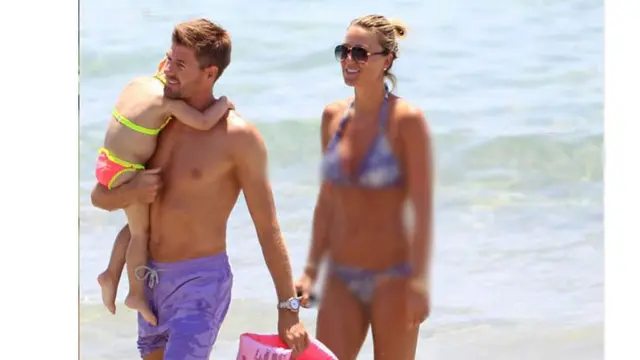 Steven Gerrard dan Alex Curran di Pantai Ibiza