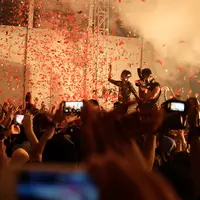 Rangkaian tur konser Taifun grup musik Barasuara berakhir di Jakarta. Iga Massardi menyebut konser penutupnya ini menjadi panggung yang emosional dan berlangsung sangat meriah. (Dreses Putranama/Bintang.com)