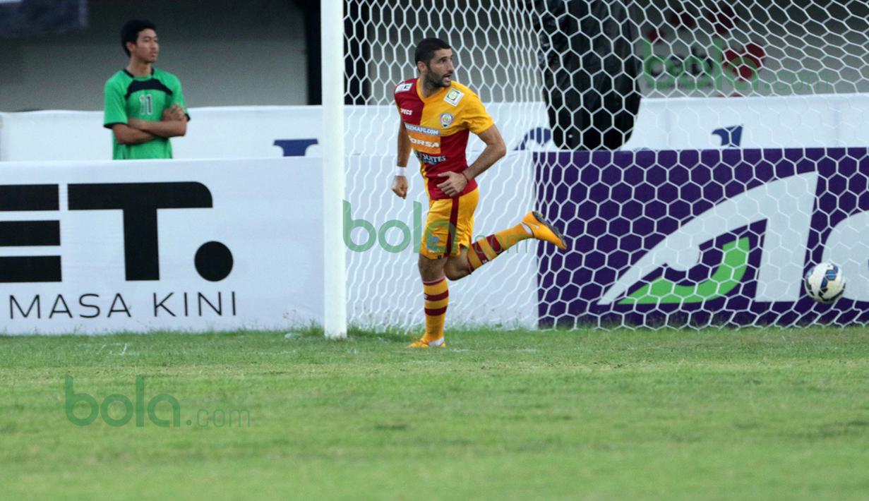 Ekspresi pemain Arema Cronus, Srdan Lopicic, setelah mencetak gol ke gawang Persib Bandung dalam laga Bali Island Cup 2016 di Stadion I Wayan Dipta, Gianyar, Bali, Selasa (23/2/2016). (Bola.com/Peksi Cahyo)