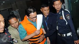 Direktur PT Banten Global Development, Ricky Tampinongkol usai menjalani pemeriksaan KPK, Jakarta, Rabu (2/12/2015). Ricky Tampinongkol adalah satu dari 8 orang yang tertangkap OTT oleh penyidik KPK di kawasan Serpong. (Liputan6.com/Helmi Afandi)