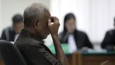 Bupati Biak Numfor, Yesaya Sombuk saat mendengarkan tuntutan jaksa di Pengadilan Tipikor, Jakarta, Senin (29/9/2014) (Liputan6.com/Miftahul Hayat)
