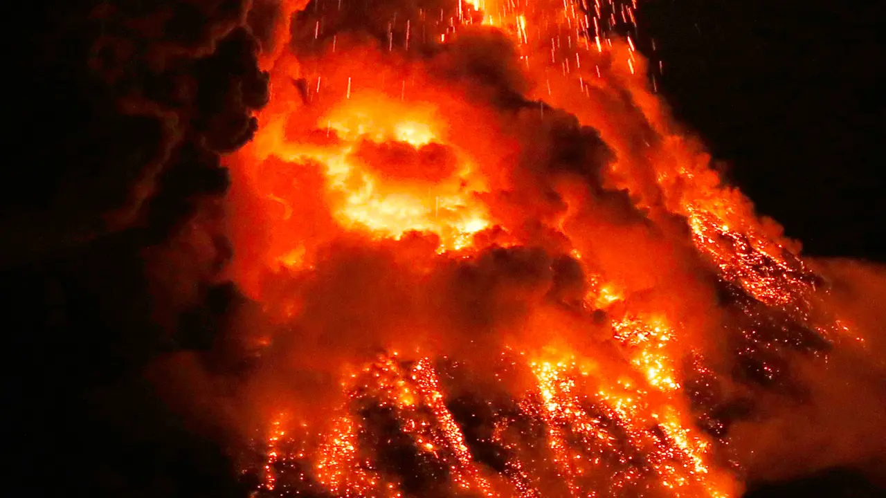 Pemandangan saat Lava Panas Menuruni Puncak Gunung Mayon Filipina