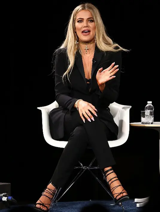 Dua saudara perempuan ini memberikan teriakan khusus sebagai bentuk penyemangat untuk Tristan yang berjuang dalam pertandingan basket Cleveland Cavaliers Vs. L.A. Lakers game pada 19 Maret 2017 lalu. (AFP/Bintang.com)