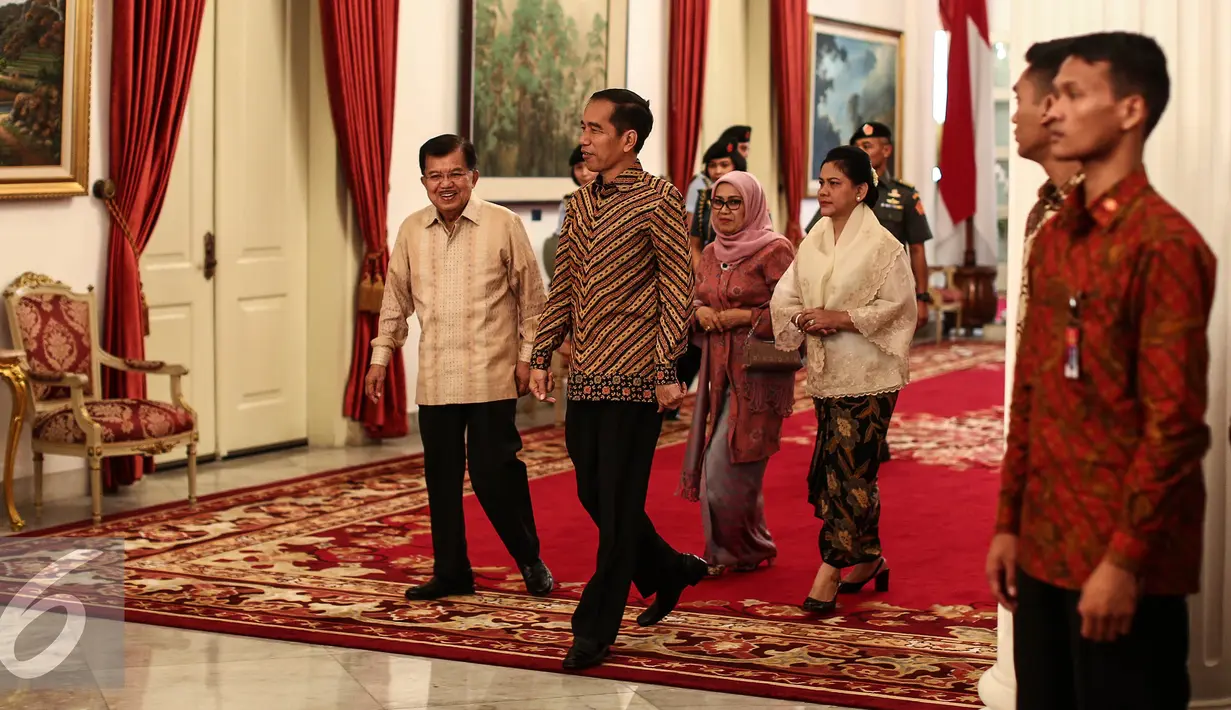 Presiden Joko Widodo dan Wakil Presiden Jusuf Kalla beserta para istrinya hadir dalam Silaturahmi Idul Fitri 1437 H di Istana Negara, Jakarta, Senin (11/7). Para Menteri dan pejabat negara hadir dalam acara tersebut. (Liputan6.com/Faizal Fanani)