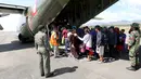 Warga Palu bersiap masuk ke pesawat Hercules TNI AU tujuan Makasar-Malang di Bandara Mutiara Sis Al-Jufri Palu, Sabtu (6/10). Pesawat Hercules yang membawa warga Palu terbang tiga kali dalam sehari. (Liputan6.com/Fery Pradolo)