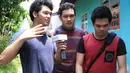 Sebelum menentukan pilihannya untuk Pilkada DKI 2017, ketiga personel The Overtunes ini terlebih dulu mencari referensi dengan melihat debat di televisi.  (Adrian Putra/Bintang.com)