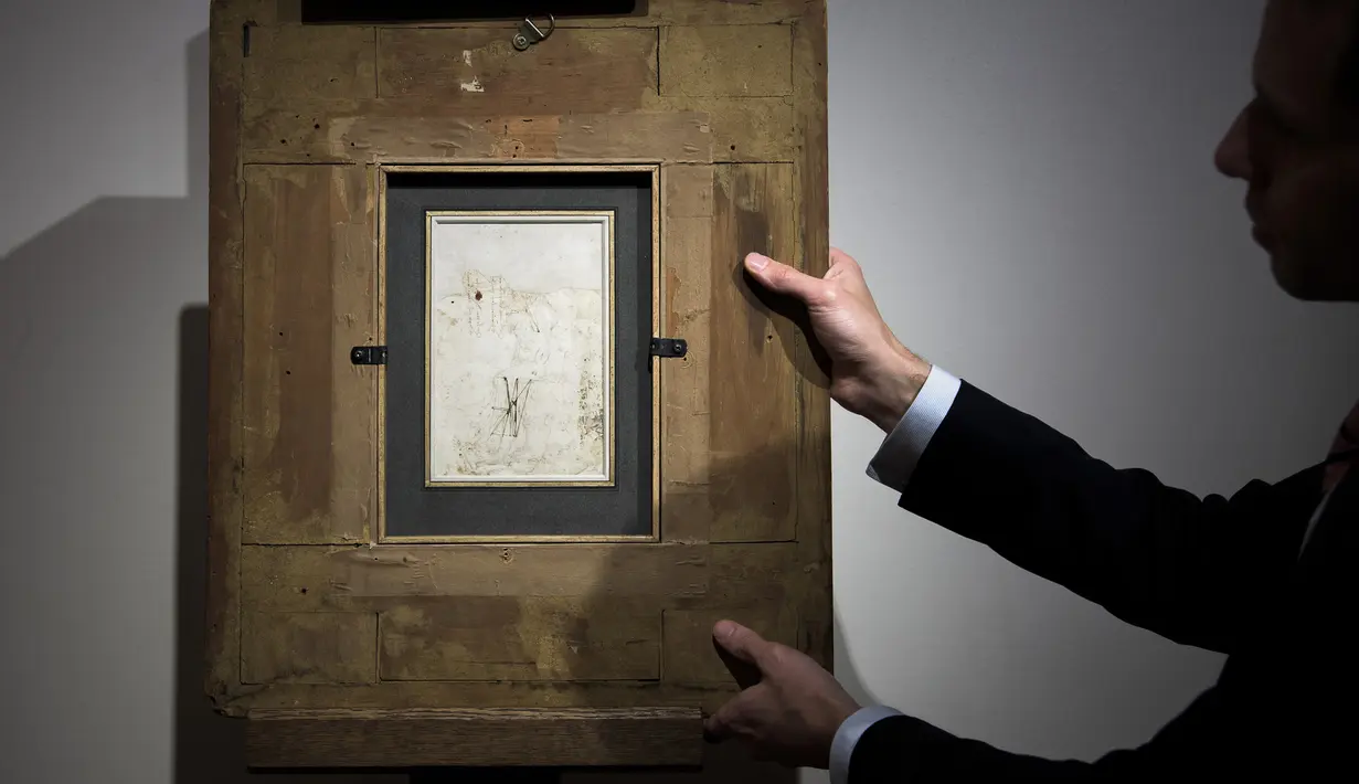 Tampilan belakang gambar sketsa karya Leonardo da Vinci sebelum dilelang di rumah lelang Tajan di Paris, Prancis (13/12). Sebuah sketsa lukisan yang diyakini dibuat oleh Leonardo da Vinci ditemukan di Paris. (AFP/Philippe Lopez)