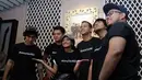Indrawati Widjaja atau yang akrab disapa bu Acin bersama para personel Nidji termasuk Giring memberikan keterangan terkait kelanjutan grup di Musica Studios, Selasa (16/1/2018) pagi. (Deki Prayoga/Bintang.com)