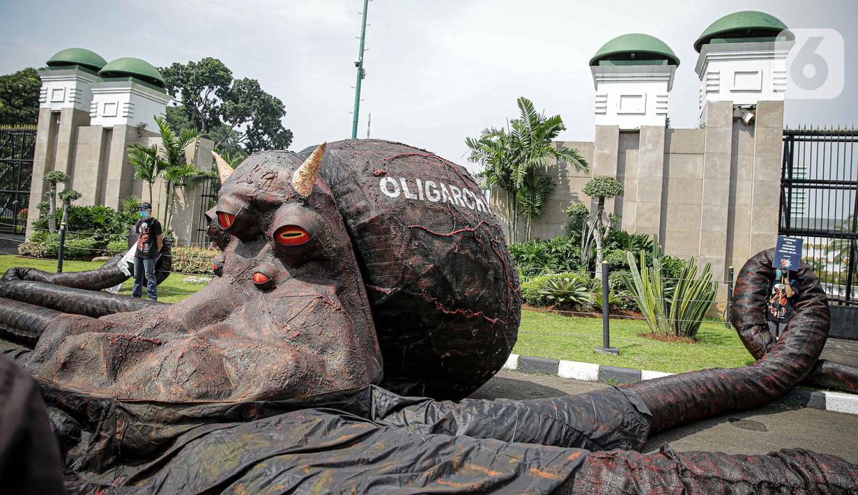 Aktivis Greenpeace menggelar aksi di depan Gedung DPR RI, Jakarta, Selasa (5/10/2021). Dalam aksinya, mereka membawa gurita raksasa sebagai simbol oligarki serta menyerukan kepada pemerintah agar serius mengatasi pandemi dan memberantas korupsi energi. (Liputan6.com/Faizal Fanani)