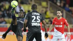 Aksi penyerang Nice, Mario Balotelli (kiri) menahan bola saat timnya melawan AS Monaco pada lanjutan Ligue 1 di Louis II Stadium, Monaco, (16/1/2018). AS Monaco bermain imbang 2-2 dengan Nice. (AFP/Valery Hache)