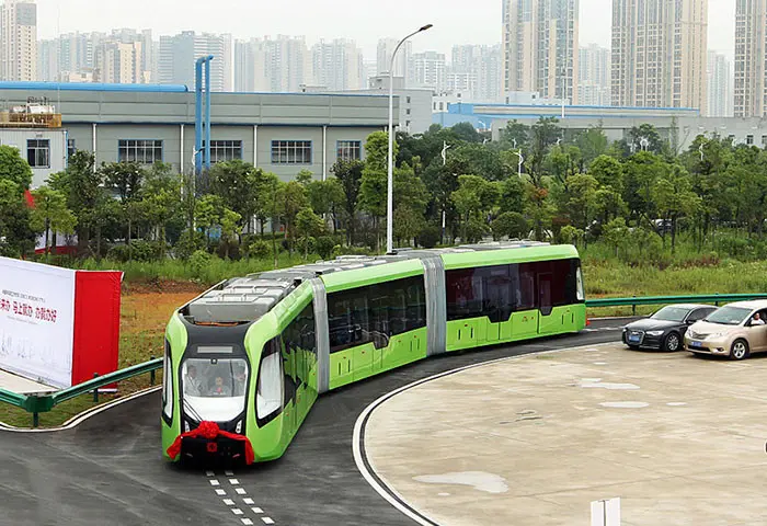 Rel Virtual seperti pembatas jalan di jalan raya menjadi teknologi baru Tiongkok untuk mengganti rel besi di LRT tanpa awak. (boredpanda.com)