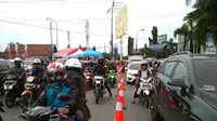 Antrean Kendaraan Mengular di Bundaran Kedawung Cirebon (Liputan6.com/Panji Prayitno)