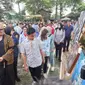 Calon Wakil Presiden (Cawapres) nomor urut 02, Gibran Rakabuming Raka mengunjungi Kandang Dik Doank di Tangerang Selatan (Tangsel). (Liputan6.com/Pramita Tristiawati).
