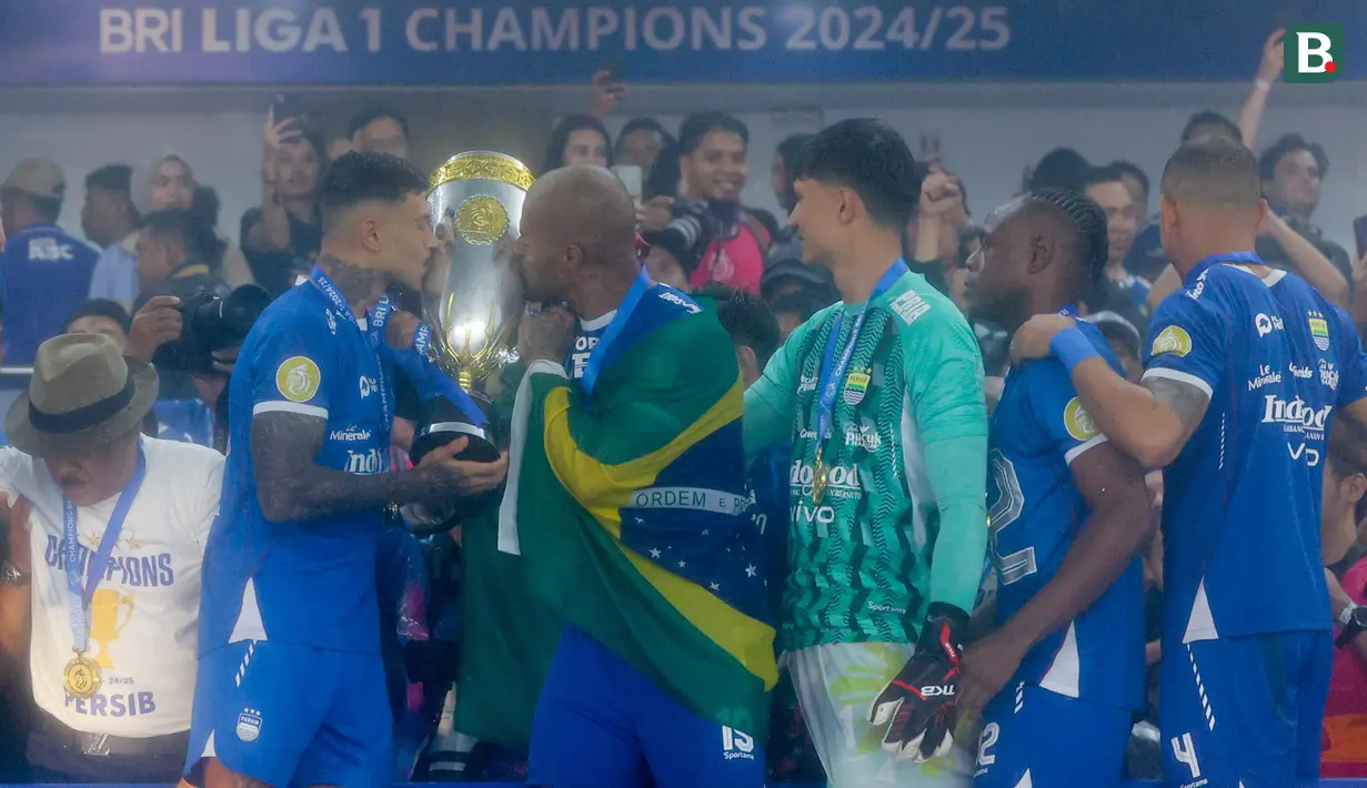 Pemain Persib Bandung, Ciro Alves dan David da Silva mencium trofi saat pesta juara BRI Liga 1 2024/2025 di Stadion Gelora Bandung Lautan Api, Sabtu (24/5/2025) sore WIB. (Bola.com/M Iqbal Ichsan)