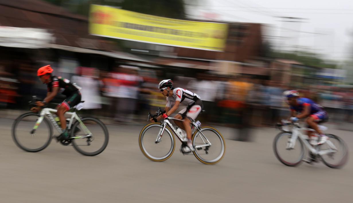 Para pebalap saat memasuki kota Padang dalam Etape 9 Tour de Singkarak 2015 dari Padang Panjang menuju Padang, Sumatra Barat, Minggu (11/10/2015). (Bola.com/Arief Bagus)