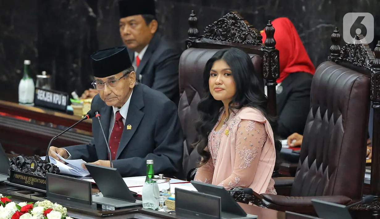 <p>Anggota DPD masa bakti 2024-2029 tertua, Ismeth Abdullah (kiri) dan anggota DPD termuda Larasati Moriska (kanan) memimpin rapat paripurna perdana di Gedung Nusantara, Kompleks Parlemen, Senayan, Jakarta, Selasa (1/10/2024). (Liputan6.com/Angga Yuniar)</p>