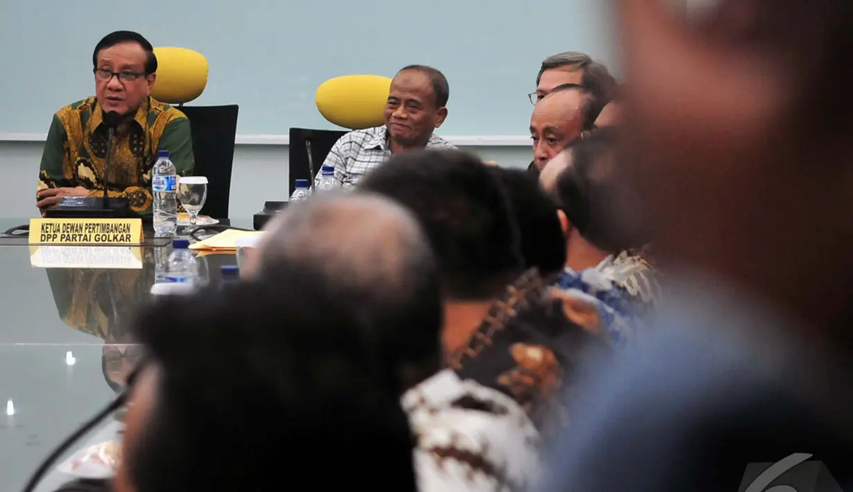 Pantauan Liputan6.com, rapat tersebut langsung dipimpin Ketua Dewan Pertimbangan Golkar Akbar Tandjung, Jakarta, Rabu (12/11/2014) (Liputan6.com/Johan Tallo)