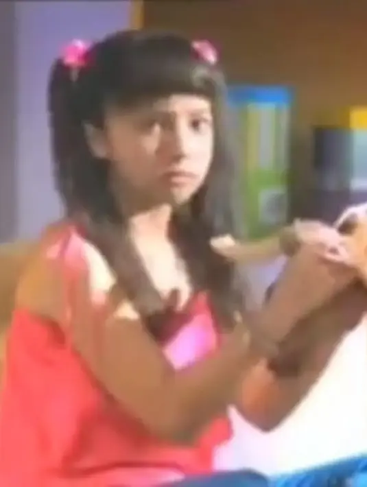 Nikita Willy kecil sudah sering tampil di layar kaca televisi. Rambut kepang dua dan berponi membuat gaya penampilannya banjir pujian. Ia sudah terlihat cantik dan imut dengan penampilan berponi. (Liputan6.com/IG/nikitawillyofficial94)