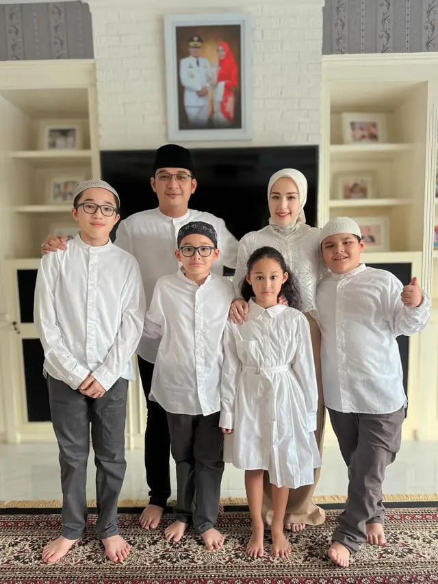 8 Gaya Kompak Keluarga Artis Pakai Baju Kembaran di Momen Idul Adha 2024, Dinda Hauw Pakai Baju Melayu hingga Margin Wieheerm Serba Merah