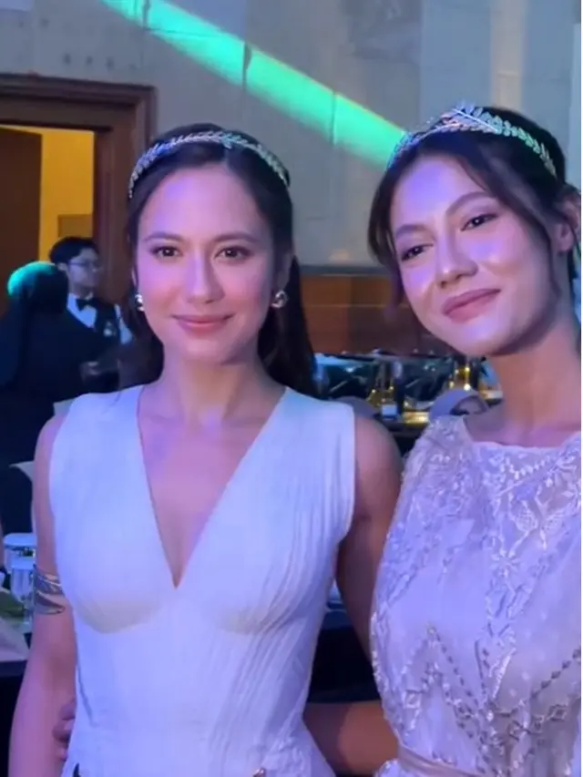 5 Momen Pevita Pearce Ketemu 'Kembaran' Klaudia Kristi, Sama-sama Tampil Bergaun