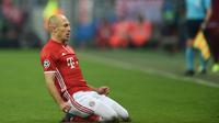 Gelandang Bayern Muenchen, Arjen Robben melakukan selebrasi usai mencetak gol ke gawang Arsenal pada pertandingan 16 besar Liga Champions di Allianz Arena, Munchen, (16/2). Bayern menang telak atas Arsenal dengan skor 5-1. (AFP Photo / Christof stache)