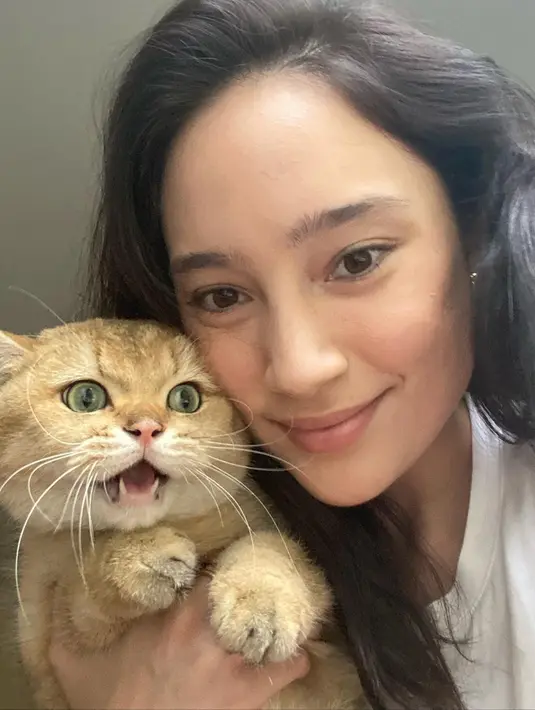Tatjana merasa bahagia saat bersama dengan George. Momen kebersamaan mereka sering ia unggah di Instagram. Berbagai komentar dari netizen memuji potret George yang sangat menggemaskan. Banyak yang ingin memegang George layaknya yang dilakukan Tatjana. (Liputan6.com/IG/@tatjanasaphira)