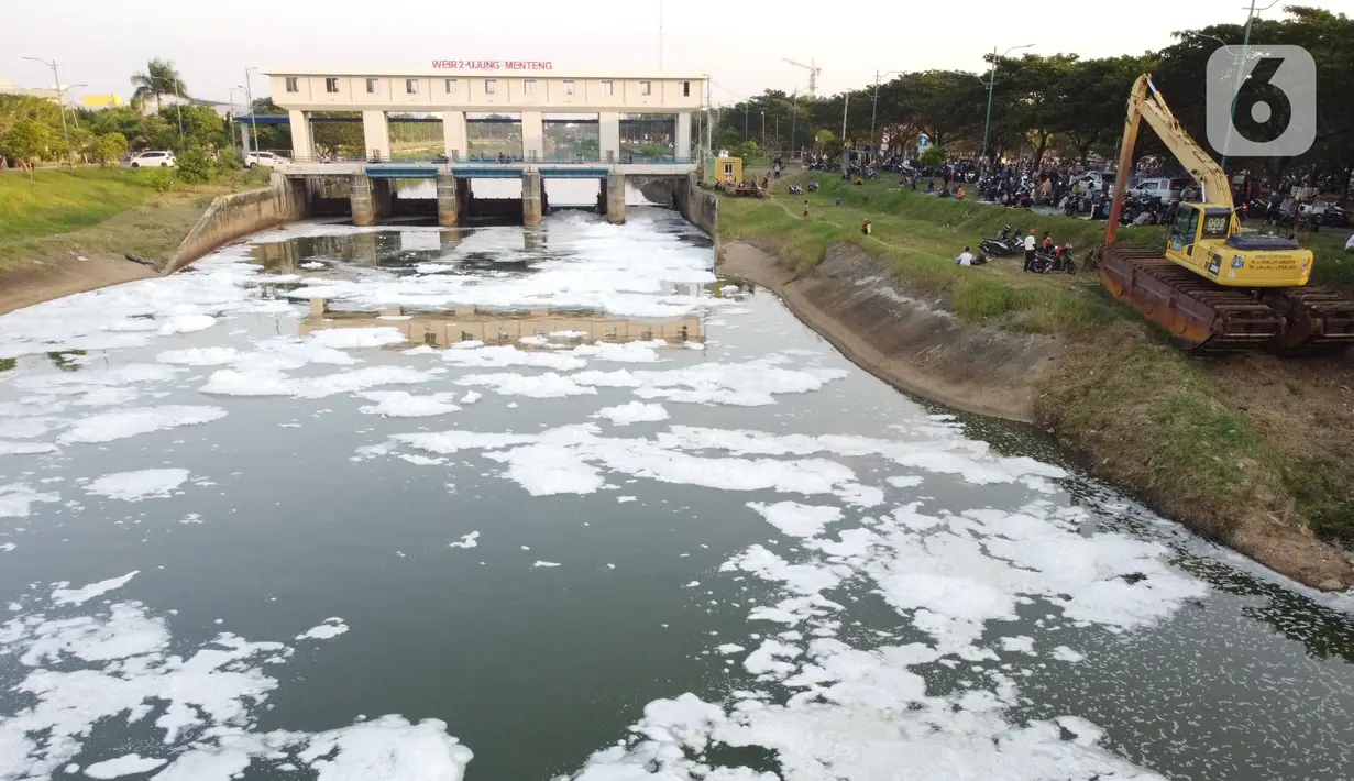 Foto udara memperlihatkan limbah busa di Pintu Air WFIR 2 Ujung Menteng, Cakung, Jakarta, Minggu (5/7/2020). Kondisi ini sudah terjadi selama lebih kurang satu pekan. (Liputan6.com/Helmi Fithriansyah)
