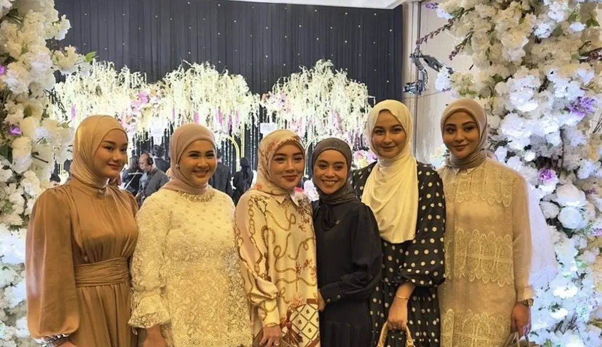 Lesti Kejora tampil mengenakan dress hitam lengan balon dipadukan kerudung abu-abunya. [@marginw]