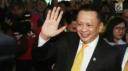 Bambang Soesatyo tiba untuk memberikan keterangan ke kepada wartawan perihal ketua DPR RI di Gedung DPR, Jakarta, Senin (15/1). Bambang Soesatyo akan menggantikan Setya Novanto yang terjerat kasus dugaan korupsi E-KTP. (Liputan6.com/Angga Yuniar)