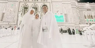 Nia Ramadhani membagikan rangkaian ibadah umrahnya di laman Instagramnya. Nampak ketiganya mengenakan pakaian serba putih. Credit: Instagram  (@ramadhaniabakrie)
