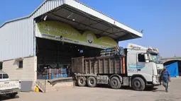 Distribusi gas di Gaza merupakan bagian dari upaya bantuan kemanusiaan yang sangat dibutuhkan di tengah krisis yang sedang berlangsung di wilayah tersebut, yang menyebabkan kekurangan bahan bakar dan kebutuhan pokok lainnya. Tampak dalam foto, sebuah truk diisi dengan tabung gas setelah diisi ulang untuk pertama kalinya dalam setahun, di stasiun pengisian resmi di kamp pengungsi Nuseirat, di bagian tengah Jalur Gaza, pada 10 November 2025. (Eyad Baba/AFP)