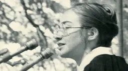 Hillary Clinton ketika mahasiswi berpidato di kampusnya Wellesley College di Boston, Massachusetts, AS, pada tahun 1969. (Wellesley College Archives/Handout via REUTERS)