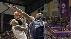 Pebasket Indonesia, Jamarr Andre Johnson, dihadang pebasket Korea Selatan, Ricardo Preston Ratliffe pada laga Asian Games 2018 di Hall Basket GBK, Selasa (14/8/2018). (Bola.com/Peksi Cahyo)