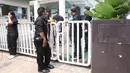 Petugas keamanan berjaga di pintu masuk gedung Badan Gizi Nasional (BGN) di Jalan Kebon Sirih, Menteng, Jakarta Pusat, Rabu (3/6/2026), menyusul pergantian jajaran pimpinan di lembaga tersebut. (Kapanlagi.com/Budy Santoso)