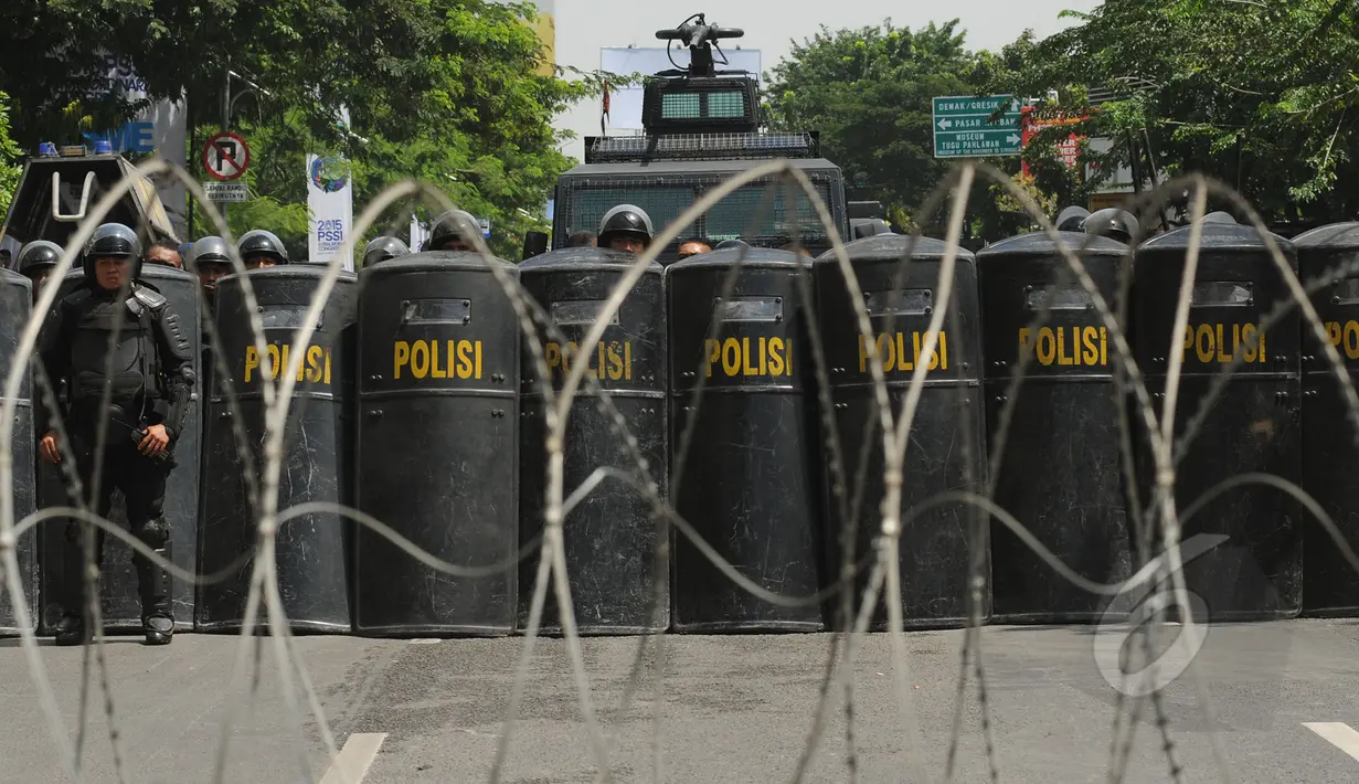Barikade kawat berduri menutupi ruas jalan Embong Malang, Surabaya, Jawa Timur, Sabtu (18/4/2015). Jalan Embong Malang, Surabaya ditutup total selama aksi unjuk rasa para supporter Persebaya 1927. (Liputan6.com/Helmi Fithriansyah)