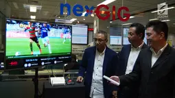 Dirut IndosatM2 Hari Sukmono, Dirut MTV Rachmat Akbari, Dirut Mediatama Anugrah Citra Kwe Junus Koswara menyaksikan layanan televisi lewat internet di Jakarta (22/5). Tiga layanan televisi GIG, Nexmedia dan Skynet meluncurkan nexGIG. (Liputan6.com/HO/Eko)