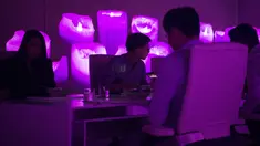 Pengunjung menikmati makan malam di sebuah ruangan Restoran Ultraviolet di pusat kota Shanghai, 11 Oktober 2017. Di restoran ini pengunjung mendapat pengalaman makan malam disoroti cahaya ultraviolet. (CHANDAN KHANNA / AFP)