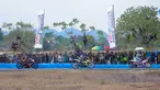 Ribuan pasang mata menyaksikan secara langsung Yamaha Cup Race (YCR) 2024. Antuasiasme warga memang sangat tinggi untuk bisa menonton balapan yang sempat vakum akibat pandemi COVID-19 ini. (Bola.com/M Iqbal Ichsan)